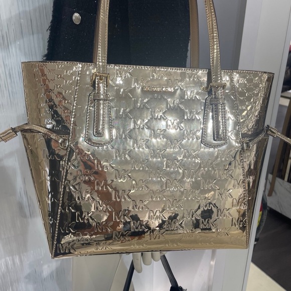 MICHAEL KORS Voyager Large Metallic Logo Debossed EW Shoulder Tote Bag
Pale Gold - Picture 4 of 8